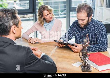 Selektiver Fokus der fokussierten Mann lesen Vertrag beim Treffen mit dem Rechtsanwalt im Büro Stockfoto
