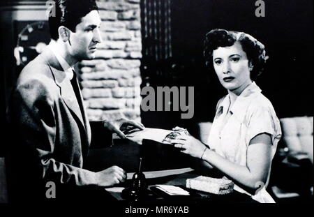 Die Dame spielt ist ein 1949 Film noir, Film, von Michael Gordon geleitet; starring Barbara Stanwyck und Stephen McNally. Barbara Stanwyck (rechts), (1907 - 1990) war eine US-amerikanische Schauspielerin, Model und Tänzerin. Stephen McNally (Links), (1911 - 1994), war ein US-amerikanischer Schauspieler erinnerte vor allem für seine Auftritte in vielen Western und Action Filme Stockfoto