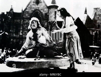 Lon Chaney als gefoltert Glöckner, Quasimodo in "Der Glöckner von Notre Dame" ein 1923 American Film starring Lon Chaney, von Wallace Worsley geleitet, und von Carl Laemmle und Irving Thalberg produziert. Der Film ist auf Victor Hugos Roman 1831. Lon Chaney (1883-1930), amerikanischer Bühnen- und Filmschauspieler, Make-up-Künstler, Regisseur und Drehbuchautor. Für seine Charakterisierungen der gefoltert, oft grotesk und elenden Charaktere bekannt und seine bahnbrechenden Kunstfertigkeit mit Make-up. Maria Loretta Philbin (1902-1993), US-amerikanische Schauspielerin der Stummfilmära Stockfoto