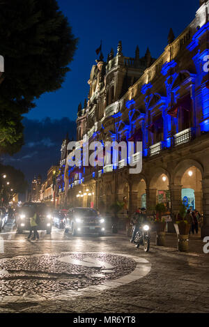 Kommunale Palast oder Rathaus und Nacht Verkehr, Puebla, Mexiko Stockfoto