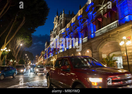 Kommunale Palast oder Rathaus und Nacht Verkehr, Puebla, Mexiko Stockfoto