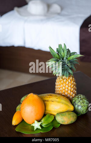 Köstliche tropische Früchte Zusammensetzung auf Tisch im Hotel Zimmer Stockfoto