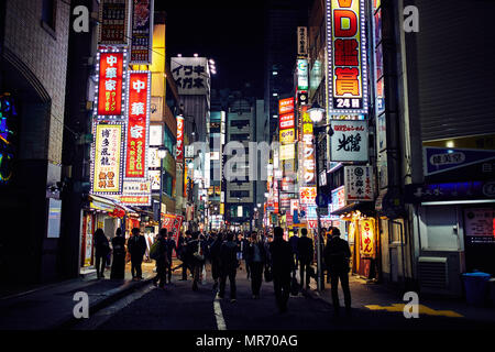 Seitenstraße in der Nähe von Shibuya Crossing in Tokio, Japan. Stockfoto