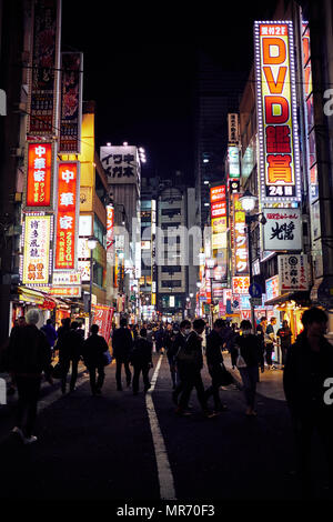 Seitenstraße in der Nähe von Shibuya Crossing in Tokio, Japan. Stockfoto
