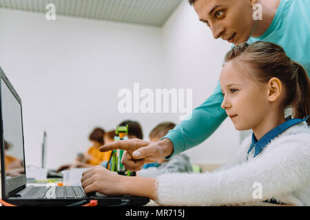 Schülerin arbeiten mit Lehrer auf ihren Roboter Bildung Projekt Stockfoto