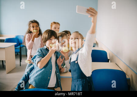 Gruppe von liebenswerten Kinder unter selfie in der Schule Klassenzimmer Stockfoto