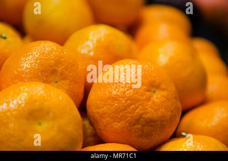 Orangen auf der Zähler im Store. - Aus der Nähe. reife Früchte fein säuberlich auf der Zähler im Store Stockfoto