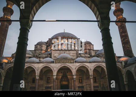 Blick durch Bogen auf Suleymaniye Moschee in Istanbul, Türkei Stockfoto