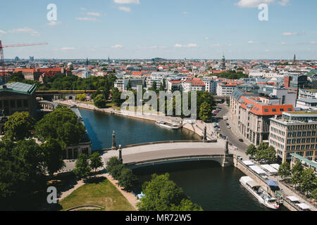 BERLIN, DEUTSCHLAND - 20. JUNI 2017: Luftaufnahme der Architektur von Berlin und Spee River, Deutschland Stockfoto