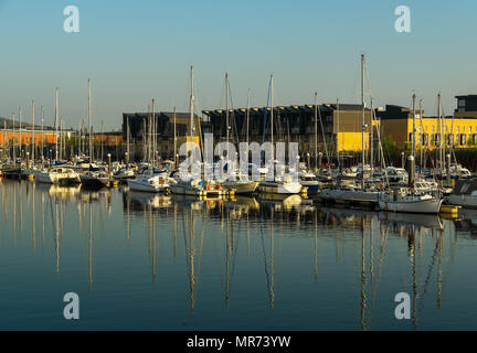 Weitwinkel Querformat von Cardiff Bay Blick auf die Boote und Yachten in der Marina in der Nähe von Llanberis Stockfoto