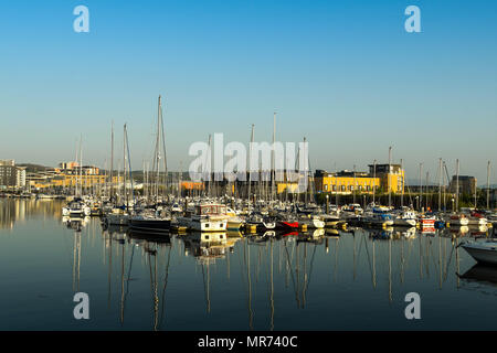 Weitwinkel Querformat von Cardiff Bay Blick auf die Boote und Yachten in der Marina in der Nähe von Llanberis Stockfoto