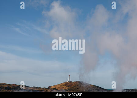 Leuchtturm auf Hügel und Dampf aus majestätischen geothermische heiße Quellen in Island,, reykjanes, Gunnuhver Hot Springs Stockfoto