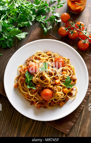 Lecker spaghetti bolognese auf Holztisch. Ansicht von oben Stockfoto