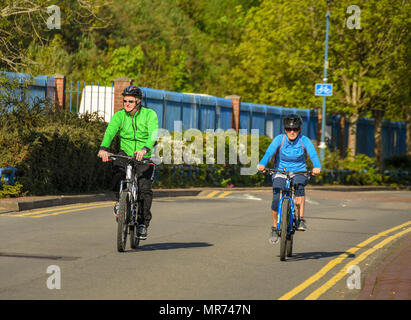 Zwei Radfahrer auf der Straße im frühen Morgenlicht Stockfoto