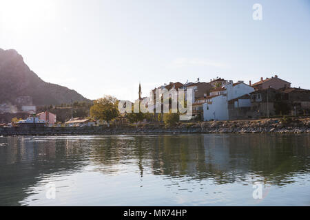 Traditionelle Gebäude in ruhigem Wasser, Berge und Küste, See Egirdir, Türkei Stockfoto