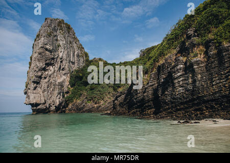 Schöne Landschaft mit Felsen und ruhigem Wasser auf Phi-Phi Island, Thailand Stockfoto