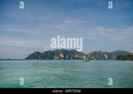 Schönen Klippen und Boote auf ruhigem Wasser auf Phi-Phi Island, Thailand Stockfoto