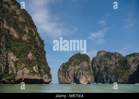 Schönen Klippen mit grüner Vegetation und ruhigem Wasser auf Phi-Phi Island, Thailand Stockfoto