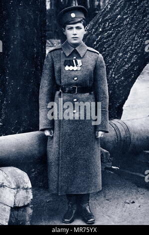 Alexej Nikolaevich Romanov (1904 - 1918); Tsarevich und Thronfolger auf den Thron des russischen Reiches. Er war das jüngste Kind und einzige Sohn von Kaiser Nikolaus II. und Zarin Alexandra Feodorowna. Er war mit Hämophilie geboren. Nach der Februarrevolution von 1917, er und seine Familie wurden in die Verbannung in Tobolsk, Sibirien geschickt. Er war neben seiner Eltern, vier Schwestern und drei Halterungen während des russischen Bürgerkriegs im Auftrag der bolschewistischen Regierung ermordet. Stockfoto