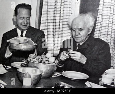 Der israelische Premierminister David Ben Gurion (1886-1973 mit Dag Hammarskjöld (1905-1961), schwedischer Generalsekretär der Vereinten Nationen, von April 1953 bis zu seinem Tod bei einem Flugzeugabsturz im September 1961. Stockfoto