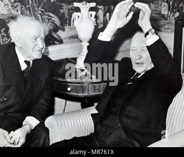 Ben Gurion und Adenauer in New York in 1961. Konrad Hermann Joseph Adenauer war ein deutscher Staatsmann, der als der erste Bundeskanzler der Bundesrepublik Deutschland (West) von 1949 bis 1963 gedient. David Ben Gurion (1886-1973), israelischer Politiker und der Arbeit der erste Premierminister Israels, 1948-1953 und 1955-1963. Stockfoto
