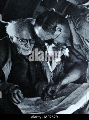 David Ben Gurion Gesprächen mit General Dayan auf einem Flugzeug während des Suez-Krieg 1956. Moshe Dayan (1915-1981), israelischer militärischer Führer und Politiker. Generalstabschef der israelischen Streitkräfte (1953 - 58) während der Suez-krise 1956. David Ben Gurion (1886-1973) war ein israelischer Labour-politiker und der erste Premierminister Israels. Stockfoto