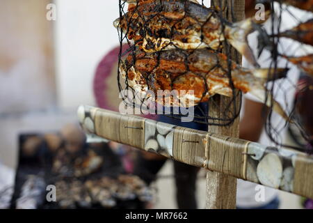 Essen Anbieter kocht und verkauft Grill Fisch auf dem Markt in der Stadt Banda Aceh Stockfoto