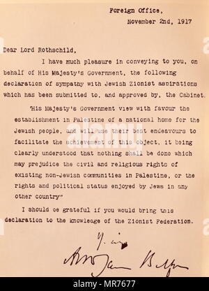 Kopie der Balfour Deklaration war eine öffentliche Erklärung im Jahre 1917 ausgestellt, von der britischen Regierung, während des Zweiten Weltkrieges Eine, Unterstützung für die Schaffung einer "nationalen Heimstätte für das jüdische Volk" in Palästina ankündigte. Die Erklärung wurde in einem Brief aus dem Vereinigten Königreich, Außenminister, Arthur Balfour, Lord Rothschild, ein Führer der britischen Jüdischen Gemeinde enthalten, für die Übertragung der Zionistischen Föderation Stockfoto