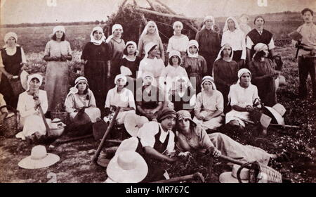 Levi Eschkol (1895 - 1969) an der rechten (stehend) Von einer Gruppe jüdischer Siedler Atarot (kalandia), in Palästina (Israel) gesehen. um 1914. Eschkol wurde eine israelische Politiker, der als Ministerpräsident von Israel von 1963 bis zu seinem Tod von einem Herzinfarkt 1969 serviert. Stockfoto