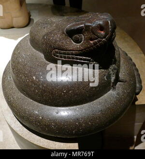 Aztec zusammengerollte Klapperschlange, Basalt, 1400-1521 CE. Höhe 36 cm, Durchmesser 53 cm., British Museum, London. Stockfoto