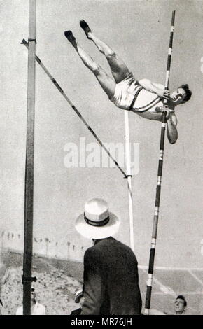 Foto von Jim Bausch (1906 - 1974) für die USA Stabhochsprung im Zehnkampf bei den Olympischen Spielen 1932. Jim nahm Gold im Zehnkampf. Stockfoto