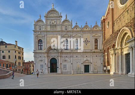 Scuola Grande di San Marco, mit der Basilika dei Santi Giovanni e Paolo mit dem auf der rechten Seite, von Campo Santi Giovanni Paolo, Venedig, Itay Stockfoto