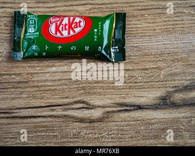 A Coruña, Spanien - 28. März 2018 - KitKat Grüner Tee Chololate Wafer Snack aus Japan auf Holz Hintergrund mit Kopie Raum Stockfoto