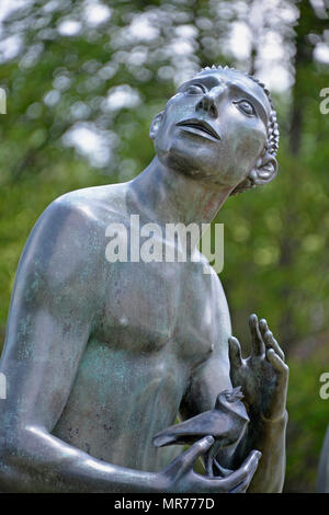 Orpheus Brunnen, Detail, lebensgroße Figur von Mann, Vogel, Cranbrook Art Museum, von Carl Milles, Bloomfield Hills, MI, USA Stockfoto