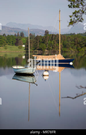 Zwei kleine segeln Dinghys vertäut am Lake Windermere, Cumbria, Großbritannien Stockfoto