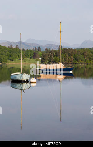 Zwei kleine segeln Dinghys vertäut am Lake Windermere, Cumbria, Großbritannien Stockfoto