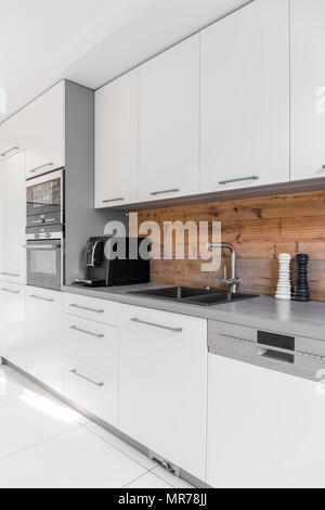 Funktionelle Küche mit langen countertop und weißen Schränke Stockfoto