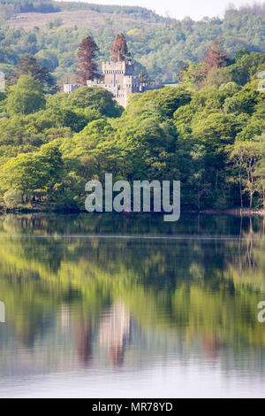 Wray Castle am Ufer des Lake Windermere in Cumbria Stockfoto