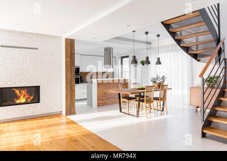 Moderner Luxus Apartment mit offener Treppe, gemeinsamen Tisch, in der Küche Stockfoto