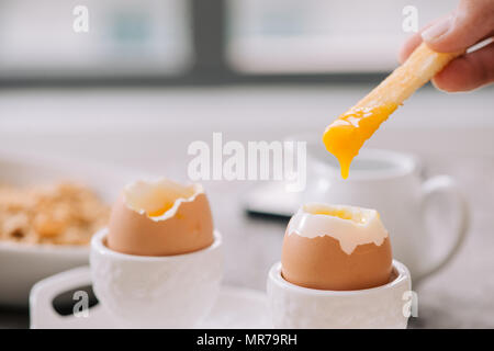 Köstliches Frühstück mit gekochten Eiern und knusprige Toasts, horizontal, Nahaufnahme Stockfoto