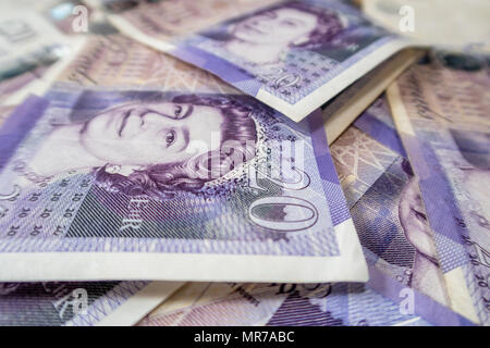 Hintergrund der einen großen Haufen von 20 britischen Pfund Sterling bank Notes Stockfoto