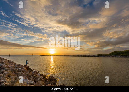 Sonnenuntergang über dem Golf von Mexiko und der Gulf Intracoastal Waterway in Venedig Jetty in Venedig Florida Stockfoto