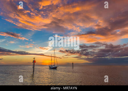 Sonnenuntergang über dem Golf von Mexiko und der Gulf Intracoastal Waterway in Venedig Jetty in Venedig Florida Stockfoto