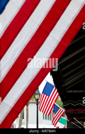 American Flags von Gebäuden in St Augustine Florida fliegen Stockfoto