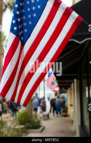 American Flags von Gebäuden in St Augustine Florida fliegen Stockfoto