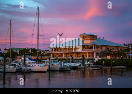 Über Laishley Crab House auf der Peace River Waterfront in Punta Gorda Florida Dämmerung Stockfoto