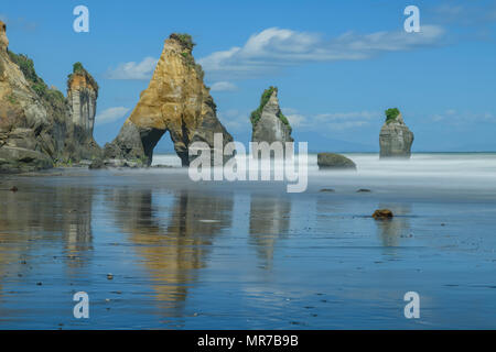 Ozeanien, Neuseeland, Aotearoa, North Island, Taranaki Küste, New Plymouth, weiße Klippen, Felsen, Drei Schwestern Stockfoto