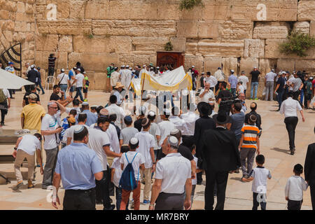 Jerusalem, Israel - 9. Mai 2016: jüdischen Anbeter für eine Bar Mitzvah Ritual an der Klagemauer in Jerusalem zusammentun. Stockfoto