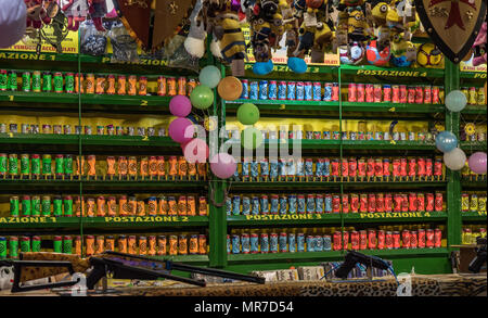 Farbige Gläser am Schießstand am Country Fair, Bild Horizontale Stockfoto