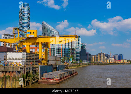 LONDON, Großbritannien - 20 April: Blick auf die industrielle Thames Hafengebiet und städtischen Gebäude in den Docklands am 20. April 2018 in London. Stockfoto